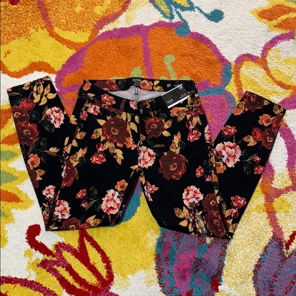 a.n.a Floral Pants - Picture 2 of 10